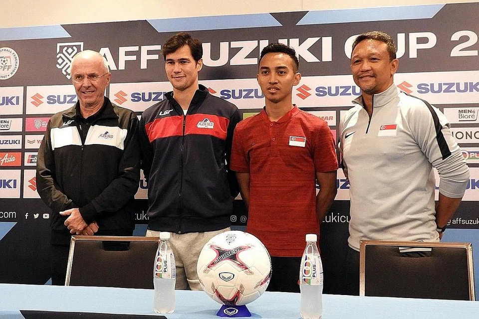 BERSEMANGAT HADAPI CABARAN: (Dari kiri) Jurulatih Filipina Sven-Goran Eriksson, kapten pasukan Phil Younghusband, pemain sayap Singapura Faris Ramli dan jurulatih Singa Fandi Ahmad bergambar di sidang media semalam sebelum kededua pasukan itu berentap di Stadium Panaad di Bacolod, Filipina, malam ini. - Foto FAS