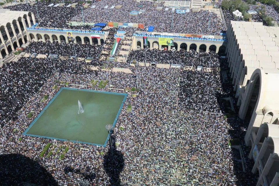 Rakyat Iran menghadiri solat Jumaat dan upacara memperingati pemimpin Hezbollah Lebanon, Sayyed Hassan Nasrallah, di Teheran, Iran, pada 4 Oktober sedang pemimpin Tertinggi Iran, Ayatollah Ali Khamenei, berkata Iran dan proksinya di Asia Barat tidak akan berundur daripada menentang Israel.