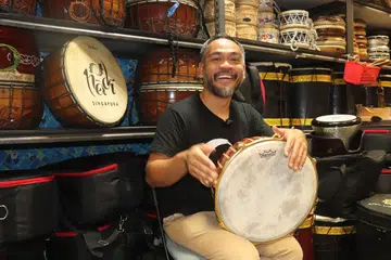 Pengasas bersama kumpulan Nadi Singapura, Riduan Zalani, gendang