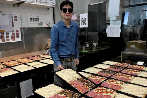 Pemilik dan pengasas, Goldenroy Sourdough Pizza, Encik Roy Chan, mendapat inspirasi dari kedai piza di San Francisco yang menyajikan piza berbentuk empat segi. 