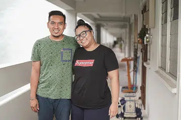MENGHARGAI BANTUAN DIBERIKAN: Setelah bertahun-tahun bermastautin di Malaysia, Cik Fai'qah dan suaminya, Encik Hafiz, berterima kasih menerima bantuan menyesuaikan diri kembali kepada kehidupan di Singapura.- Foto BH oleh NUR DIYANA TAHA