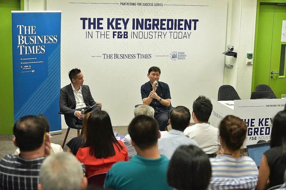 PERTINGKAT NIAGA: Encik Chee Hong Tat (kanan) semasa Seminar SME anjuran BT di FIRC semalam yang dihadiri sekitar 55 peniaga. - Foto SPH