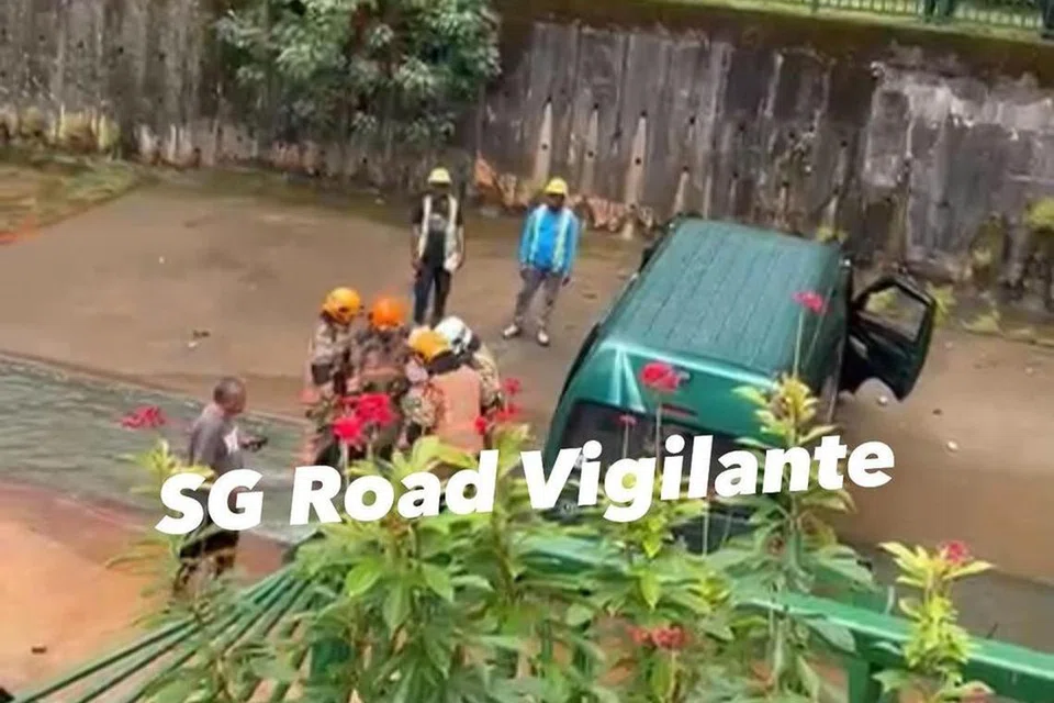 Sebuah bas mini terjatuh ke dalam longkang besar dekat simpang Bukit Panjang Road dan Bukit Panjang Ring Road.