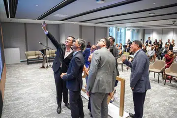 REBUT PELUANG: Encik Chan Chun Sing (kiri) bergambar bersama pengerusi BCG bagi rantau Asia-Pasifik, Encik Neeraj Aggarwal (dua dari kiri), serta hadirin lain pada majlis pelancaran program Rise For Business dan Rise 2.0. - Foto BOSTON CONSULTING GROUP