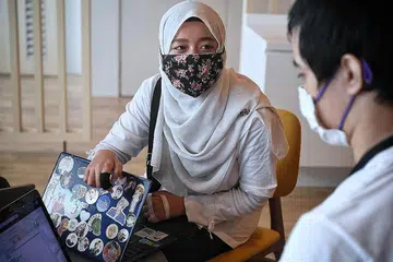 MENYIAPKAN DIRI UNTUK MASA DEPAN: Selain meningkatkan kemahiran digital, program pemacu bakat digital (TAP) memberinya peluang baik untuk memperoleh kelayakan peringkat industri serta mengenali jangkaan dunia pekerjaan nanti, kata Cik Nur Sabrina, 19 tahun, yang bercita-cita menjadi pereka grafik. - Foto BH oleh KUA CHEE SIONG