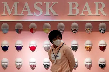 PAPARAN PELITUP: Pameran 'Tokyo Mask Land' di Yokohama menunjukkan pelbagai fesyen pelitup yang dipergayakan dan dijual sedang negara itu menangani penularan koronavirus. - Foto REUTERS