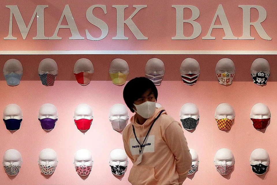 PAPARAN PELITUP: Pameran 'Tokyo Mask Land' di Yokohama menunjukkan pelbagai fesyen pelitup yang dipergayakan dan dijual sedang negara itu menangani penularan koronavirus. - Foto REUTERS