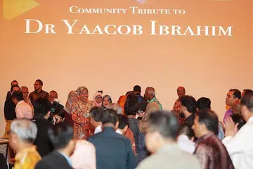 DIBERI PENGHARGAAN: Dr Yaacob (berbaju batik berwarna jingga) kelmarin dipuji kerana memastikan masyarakat Melayu/Islam Singapura mampu menghadapi arus kemajuan, terutama sekali melalui pendidikan. Antaranya termasuk memulakan Dana Amanah Pendidikan (ETF) dan menyatukan madrasah-madrasah di bawah Sistem Madrasah Bersepadu (JMS). - Foto BH oleh KELVIN CHNG