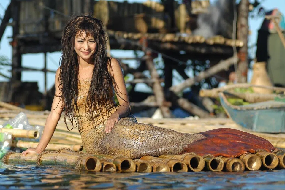 Pelakon mapan, Maya Karin, dalam busana lengkap duyung dalam filem, ‘Duyung’, yang ditayangkan pada 2008.