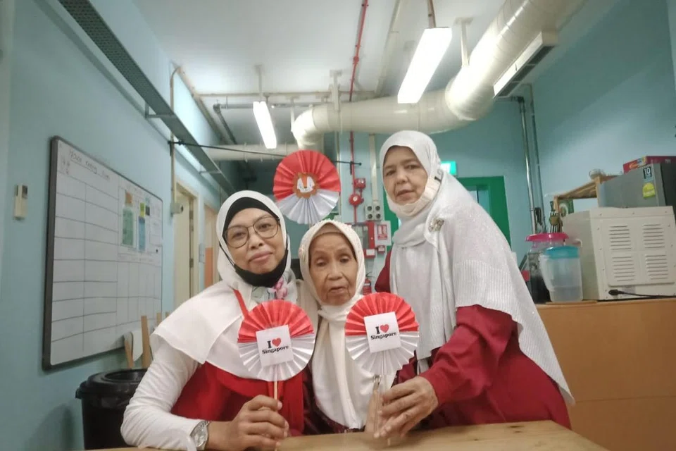 DAPATKAN SOKONGAN: Cik Hadijah Osman (kanan) bersyukur mendapat sokongan daripada keluarga dan Kelab Heal dalam perjalanan beliau menjaga ibunya, Cik Siti Fatimah Mohd Hamin (tengah). Bersama mereka ialah pembantu mereka, Cik Damayanti. 