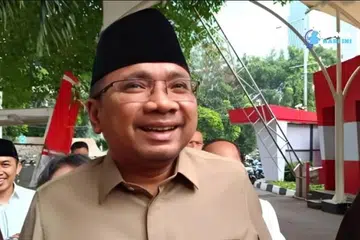 Bekas Menteri Hal Ehwal Agama, Yaqut Cholil Qoumas, di ibu pejabat Suruhanjaya Pembanterasan Rasuah (KPK) di Jakarta Selatan untuk menghadiri sesi soal siasatnya pada 7 Ogos 2025.