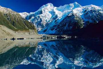 INDAHNYA PEMANDANGAN: Antara pemandangan yang boleh dinikmati di New Zealand - negara kedua di belakang Singapura yang dianggap selamat dikunjungi pelawat wanita secara sendirian. - Foto CHAN BROTHERS GROUP OF COMPANIES