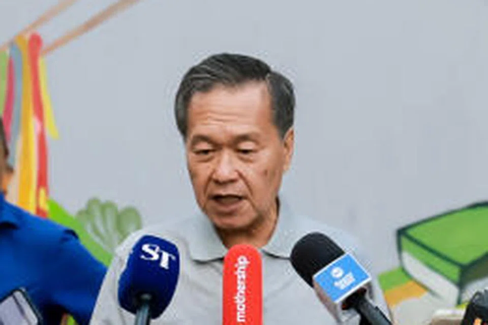 TARIK DAKWAAN: Calon presiden, Encik Tan Kin Lian, bercakap dengan media sebelum lawatannya ke Pusat Penjaja ABC Brickworks.
