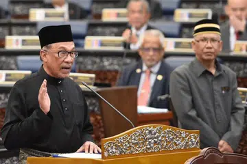 SAH JADI ANGGOTA PARLIMEN: Datuk Seri Anwar mengangkat sumpah menjadi Anggota Parlimen semasa satu upacara pagi tadi.