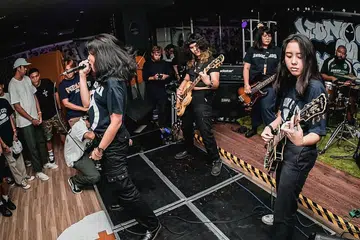 PERTINGKAT MUTU MUZIK: Anggota band 'punk' Fuse, (dari kiri) Dahliah Kamal, Maya Begam, Hafiza Baisyara dan Syafiqah Rashid menganggap perjalanan mereka selama empat tahun masih baru lagi tetapi cekal menyajikan irama tentang negara Dunia Ketiga. - Foto FUSE