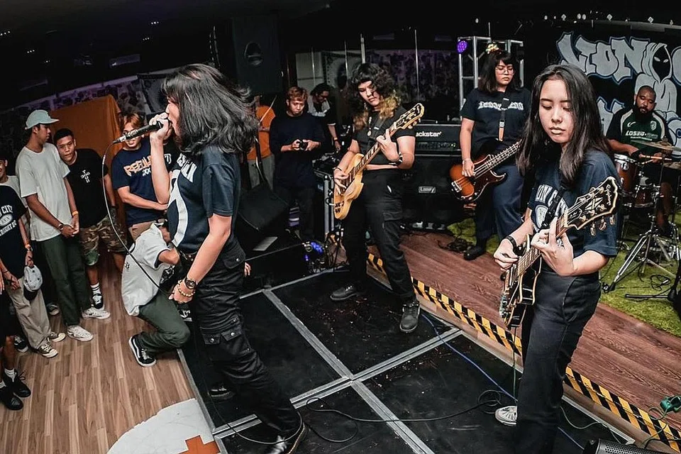 PERTINGKAT MUTU MUZIK: Anggota band 'punk' Fuse, (dari kiri) Dahliah Kamal, Maya Begam, Hafiza Baisyara dan Syafiqah Rashid menganggap perjalanan mereka selama empat tahun masih baru lagi tetapi cekal menyajikan irama tentang negara Dunia Ketiga. - Foto FUSE