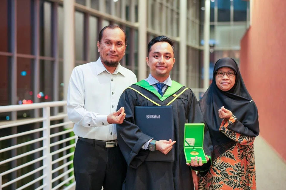 Encik Nasiruddin Mohd Rafiq (tengah), menamatkan pengajian di Politeknik Republic (RP) sebagai pelajar terbaik kohortnya bagi Diploma Pengurusan dan Penggalakan Kesihatan. Beliau bergambar bersama ibu bapanya, Encik Mohd Rafiq Abdul Rahim, dan Cik Ratina Maideen Sahib, yang menjadi tonggak sokongan kuat sepanjang perjalanannya.