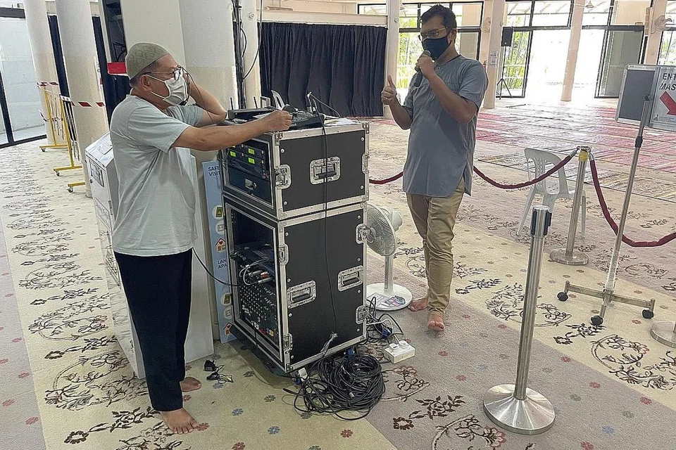 MEMASTIKAN AUDIO VISUAL BERFUNGSI DENGAN BAIK: Bendahari Masjid Darul Makmur, Encik Sulaiman Adjis (kiri) bersama Eksekutif Operasi masjid, Encik Muhd Amran Addin (kanan) sedang memeriksa alat sistem audio masjid sebelum solat Jumaat bagi memastikan alat itu berfungsi dengan baik. - Foto-foto MASJID DARUL MAKMUR