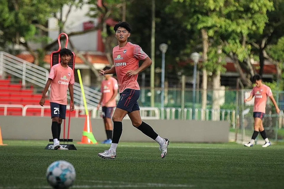 DIAMBANG KEJUARAAN: Pemain Albirex (tengah) Takahiro Tezuka menantikan bola semasa sesi latihan baru-baru ini. Beliau antara pemain yang diharap menyumbang gol dan membantu Albirex memenangi baki perlawanan. - Foto BH oleh SYAMIL SAPARI