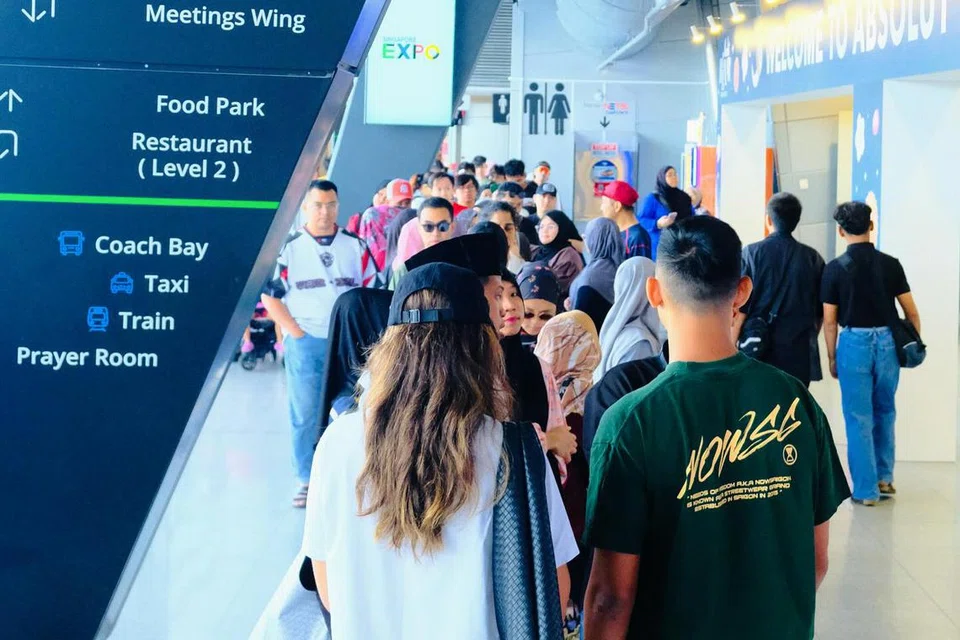 Hadirin mula memenuhi luar Dewan 4 di Singapore Expo pada 14 Mac untuk mengunjungi Absolut Bazaar Singapura 2025.