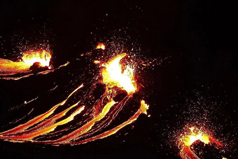 BERJAGA-JAGA: Gunung berapi Fagradalsfjall memuntahkan lahar setelah meletus kelmarin. - Foto AFP