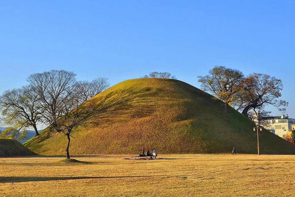TAPAK BERSEJARAH: Usah terlepas peluang menyertai pelancongan zon bebas tentera, tempat yang jarang dikunjungi pelancong. - Foto-foto RONAN O'CONNELL