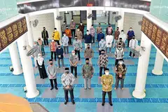 BERKHIDMAT UNTUK MASJID: Sejumlah 193 anggota LPM 16 masjid dalam kelompok masjid barat dilantik bagi penggal tiga tahun akan datang dalam satu majlis yang dijalankan secara hibrid semalam. - Foto MUIS