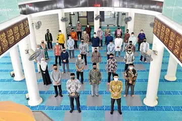 BERKHIDMAT UNTUK MASJID: Sejumlah 193 anggota LPM 16 masjid dalam kelompok masjid barat dilantik bagi penggal tiga tahun akan datang dalam satu majlis yang dijalankan secara hibrid semalam. - Foto MUIS