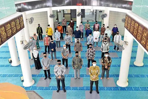 BERKHIDMAT UNTUK MASJID: Sejumlah 193 anggota LPM 16 masjid dalam kelompok masjid barat dilantik bagi penggal tiga tahun akan datang dalam satu majlis yang dijalankan secara hibrid semalam. - Foto MUIS