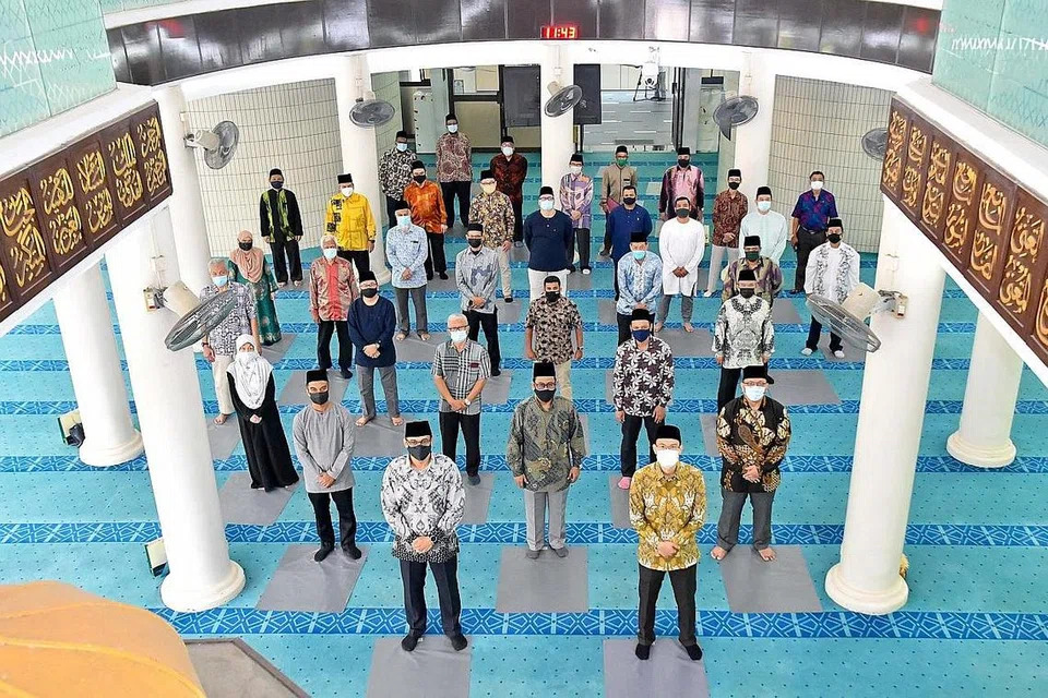 BERKHIDMAT UNTUK MASJID: Sejumlah 193 anggota LPM 16 masjid dalam kelompok masjid barat dilantik bagi penggal tiga tahun akan datang dalam satu majlis yang dijalankan secara hibrid semalam. - Foto MUIS