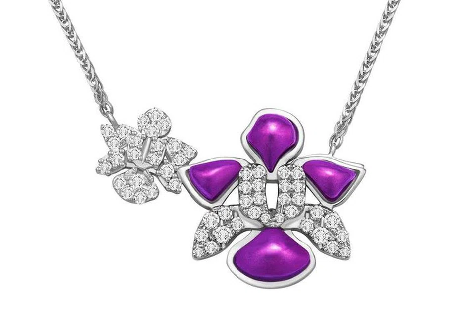 Rantai leher, PurpleGold Vanda, daripada Lee Hwa Jewellery ($3,289) menampilkan anggerik ungu yang dihiasi berlian, lambang kemegahan dan daya ketahanan Singapura. 