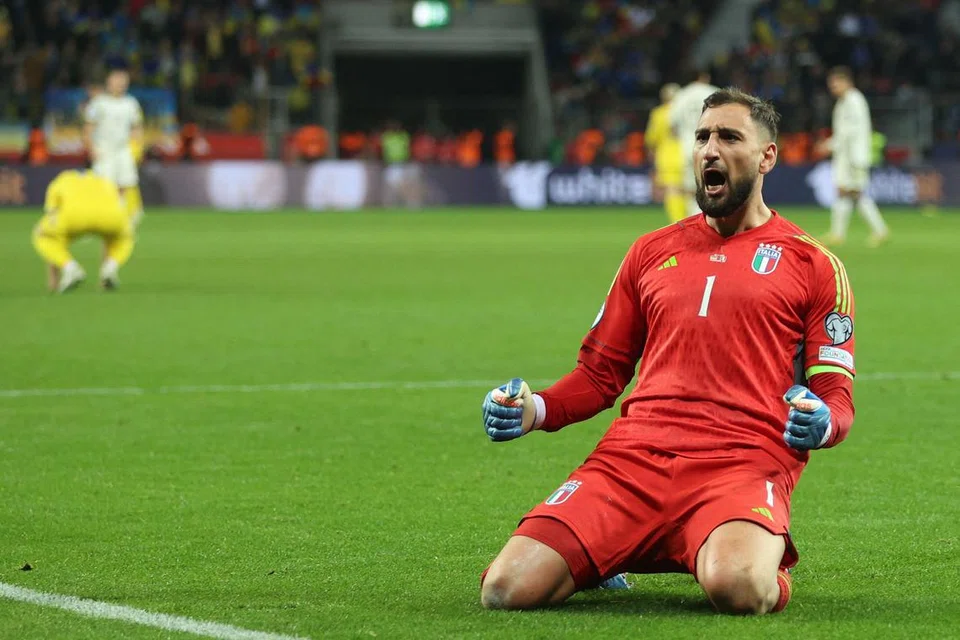 ELAK MALU: Penjaga gawang Italy, Gianluigi Donnarumma, meraikan kelayakan mereka untuk Euro 2024. 