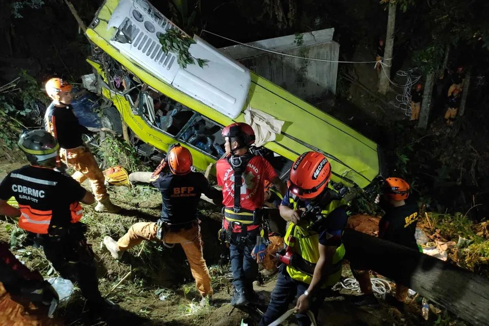 SELEKOH MAUT: Pasukan penyelamat Pejabat Pengurusan dan Pengurangan Risiko Bandar Iloilo di lokasi kemalangan sebuah bas terhumban ke dalam sebuah gaung setelah terbabas di “selekoh maut” di pekan Hamtic, wilayah Antique, tengah Filipina pada 5 Disember, mengakibatkan 17 penumpangnya maut. 