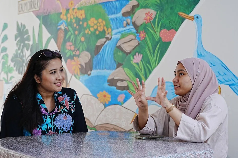 Anggota Parlimen GRC Ang Mo Kio, Cik Nadia Samdin (kiri), yang gemar menyelam, bersembang bersama Koresponden Berita Harian (BH), Cik Nur Fathin Awalludin, semasa temu bual bersama BH.