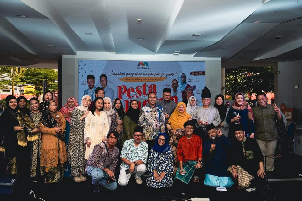 PESTA PANTUN: Penasihat akar umbi Chua Chu Kang (Keat Hong) dan Pengerusi Jawatankuasa Bulan Bahasa, Encik Zhulkarnain Abdul Rahim (tengah, berbaju batik), bersama peserta dan jawatankuasa penganjur Pesta Pantun. 