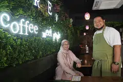 MAHU TARIK PEKERJA TEMPATAN: Cik Widyanty dan Ketua Tukang Masaknya, Cef Faiz, ingin menjadikan pekerjaan di Cafe Royz Et Vous lebih menarik bagi pekerja tempatan. - Foto BH oleh ALPHONSUS CHERN