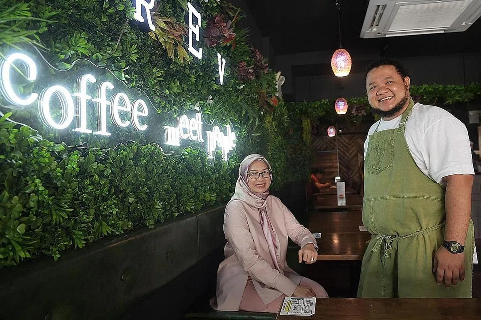 MAHU TARIK PEKERJA TEMPATAN: Cik Widyanty dan Ketua Tukang Masaknya, Cef Faiz, ingin menjadikan pekerjaan di Cafe Royz Et Vous lebih menarik bagi pekerja tempatan. - Foto BH oleh ALPHONSUS CHERN