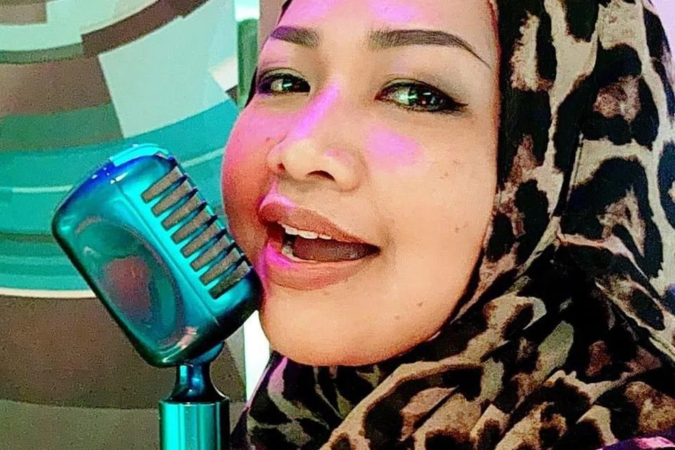 Naib juara ‘Anugerah V’, Sheila Suratman, turut membuat persembahan lagu nostalgia, berkongsi pentas dengan biduan Eddy Ali.