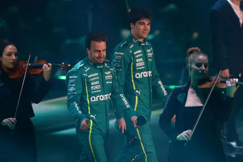 Fernando Alonso (kiri) bersama rakan sepasukannya di Aston Martin, Lance Stroll, berharap dapat memberikan saingan lebih hebat dalam F1 musim baru ini.