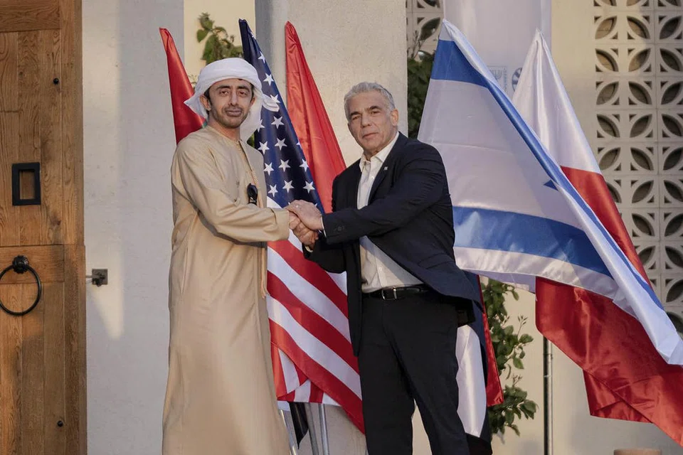 Encik Yair Lapid (kanan), Menteri Luar Israel, dan Encik Abdullah Zayed Al Nahyan, Menteri Luar Amiriah Arab Bersatu (UAE), hadir pada sidang puncak di Sde Boker, Israel, pada 27 Mac 2022. Perbincangan mereka tertumpu pada kebimbangan bersama, terutama mengenai Iran, serta isu kekurangan makanan ekoran perang di Ukraine, yang dirasai di Mesir dan Maghribi, dua negara yang turut menghadiri pertemuan tersebut. 