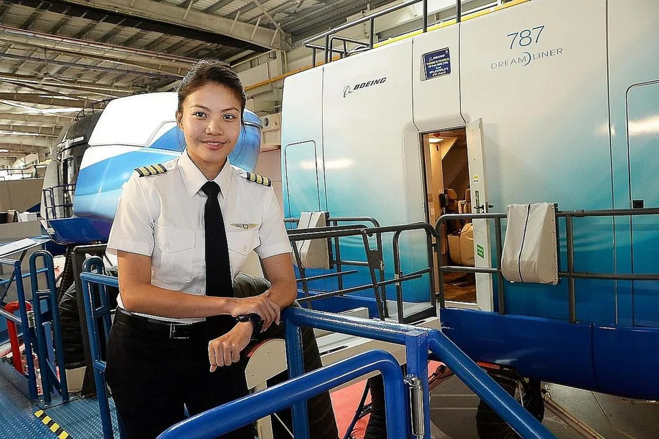 CIK FARHAIN: Timba pengalaman hampir enam tahun sebagai jurulatih penerbangan di Kolej Penerbangan Singapura sebelum menyertai Scoot sebagai Pegawai Kedua. Beliau dinaikkan pangkat menjadi Pegawai Pertama baru-baru ini setelah mencatat pengalaman 1,900 jam penerbangan. - Foto JOHARI RAHMAT