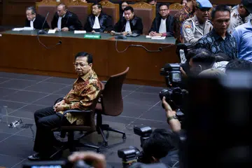 HADAPI HUKUMAN: Isteri Setya, Cik Deisti Astriani Tagor, menunjukkan reaksi semasa suaminya, yang pernah menjadi antara ahli politik paling berpengaruh di Indonesia, dibicarakan di mahkamah pada Selasa lalu. - Foto AFP