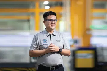 Encik Fadhil Muhammed membuktikan bahawa tenaga kerja tempatan mampu melakar kejayaan di peringkat antarabangsa, khususnya dalam industri kompetitif seperti aeroangkasa.