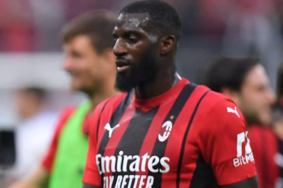 PEMERIKSAAN RUTIN: Bakayoko diperiksa dua pegawai polis bersenjata, dengan seorang daripada mereka mengacukan pistol ke arah keretanya. - Foto fail