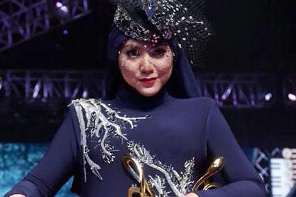 NAIB JUARA: Shila Amzah menduduki tempat kedua menerusi lagi 'Masih Aku Cinta' tulisannya sendiri.