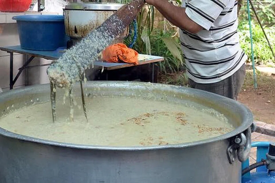 BUBUR OH BUBUR: Banyak masjd serata pulau disebut sebagai menyediakan bubur yang sedap. - Foto fail