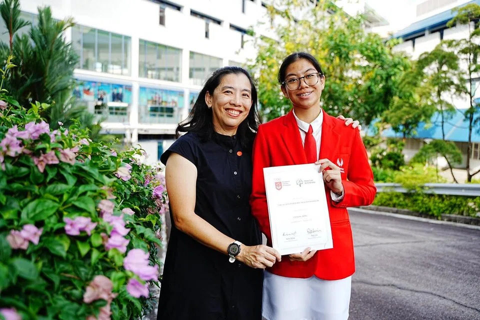 RAI BIASISWA: Penerima Anugerah Biasiswa Yayasan Olimpik Singapura (SOF)-Peter Lim 2025, Tara Alayna Weilin Muhammad Khalid (kanan), bergambar bersama ibunya, Cik Chee Li Ly. Mereka berpendapat biasiswa itu membuka peluang untuk Tara bertanding di luar negara pada tahap lebih tinggi.