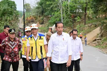 KEKANG MONOPOLI: Presiden Indonesia, Encik Jokowi, ketika melawat  Penajam Paser Utara, di Kalimantan Timur berkata pemerintahnya sedia memperkenalkan peraturan yang melarang syarikat gergasi teknologi daripada menjalankan aktiviti e-dagang menerusi platform media sosial di Indonesia 