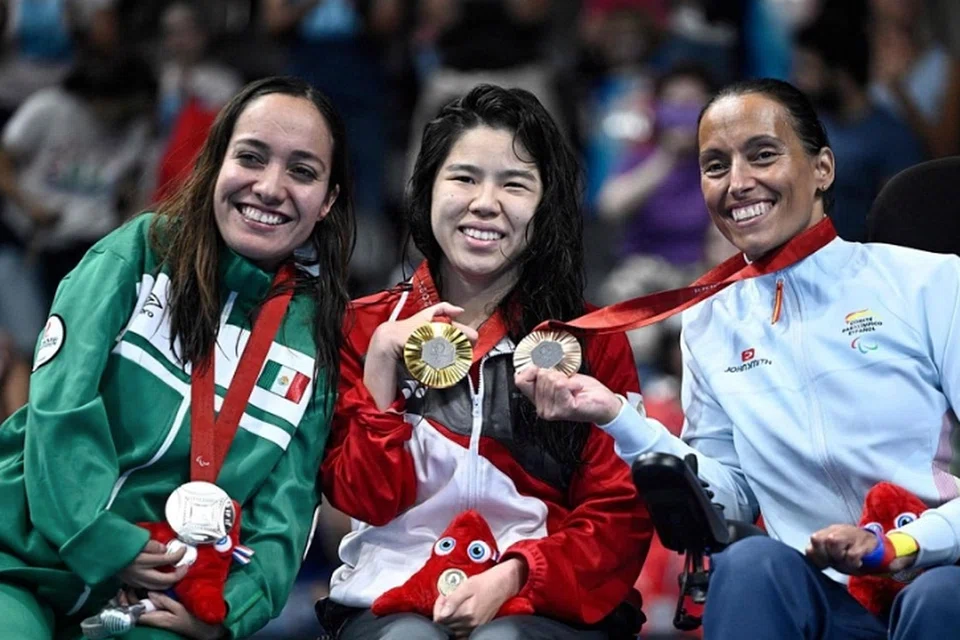 Haidee Aceves (kiri) dari Mexico merangkul pingat perak (1 minit 8.96 saat) manakala Teresa Perales dari Sepanyol (1 minit 10.95 saat) meraih pingat gangsa.