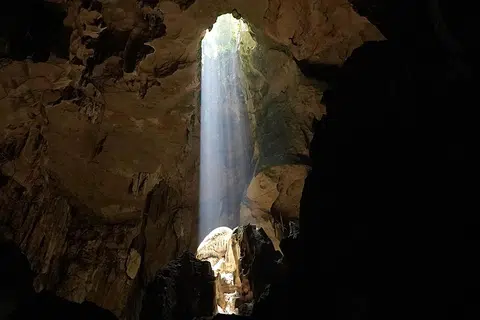 Pada waktu tengah hari, matahari akan berada tepat di atas satu kawasan di dalam Gua Bulan hinggakan sinaran cahaya akan melalui lubang di siling, menyerupai sinar bulan.